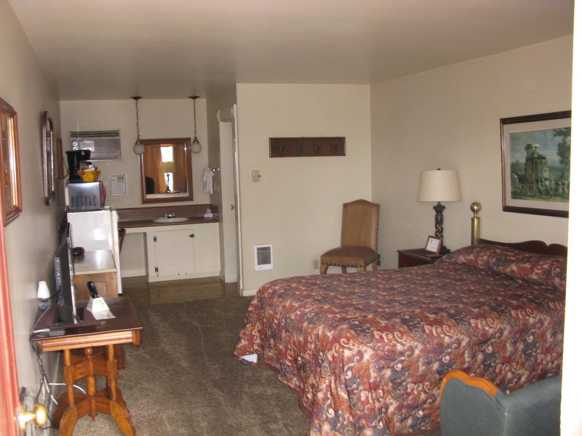 Rustlers Inn Прайнвилл Экстерьер фото